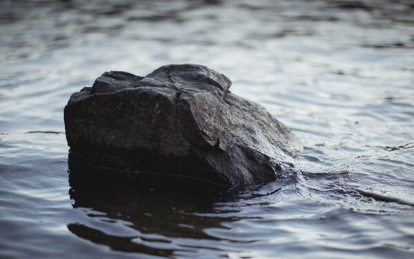 打ち砕かれた心を包む